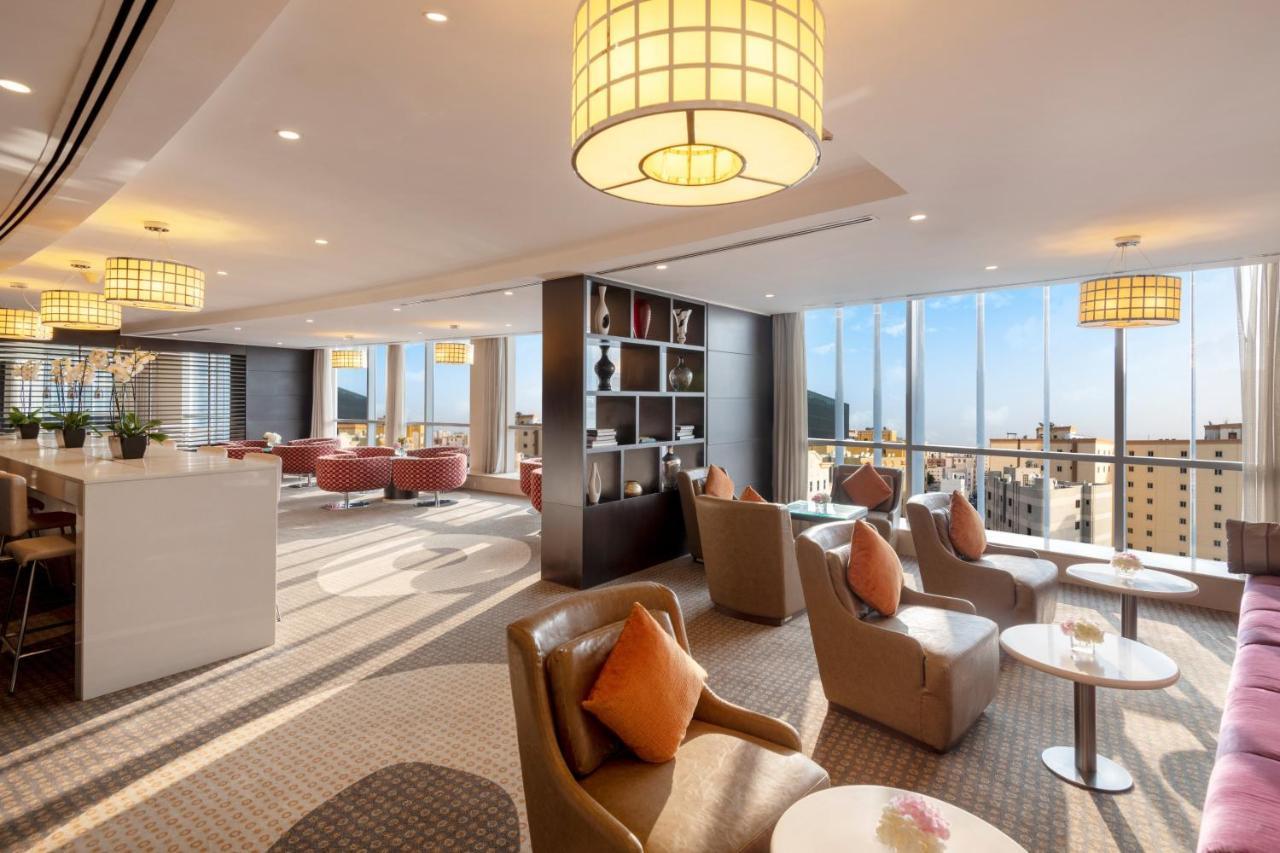 Crowne Plaza Doha - The Business Park By Ihg Hotel Екстериор снимка The Club lounge at Singapore Changi Airport