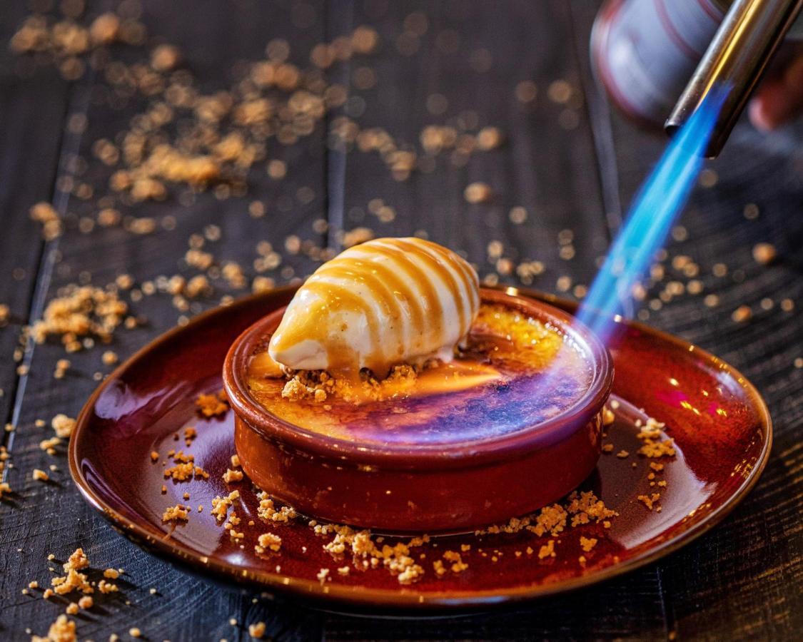 Crowne Plaza Doha - The Business Park By Ihg Hotel Екстериор снимка A crème brûlée being caramelized