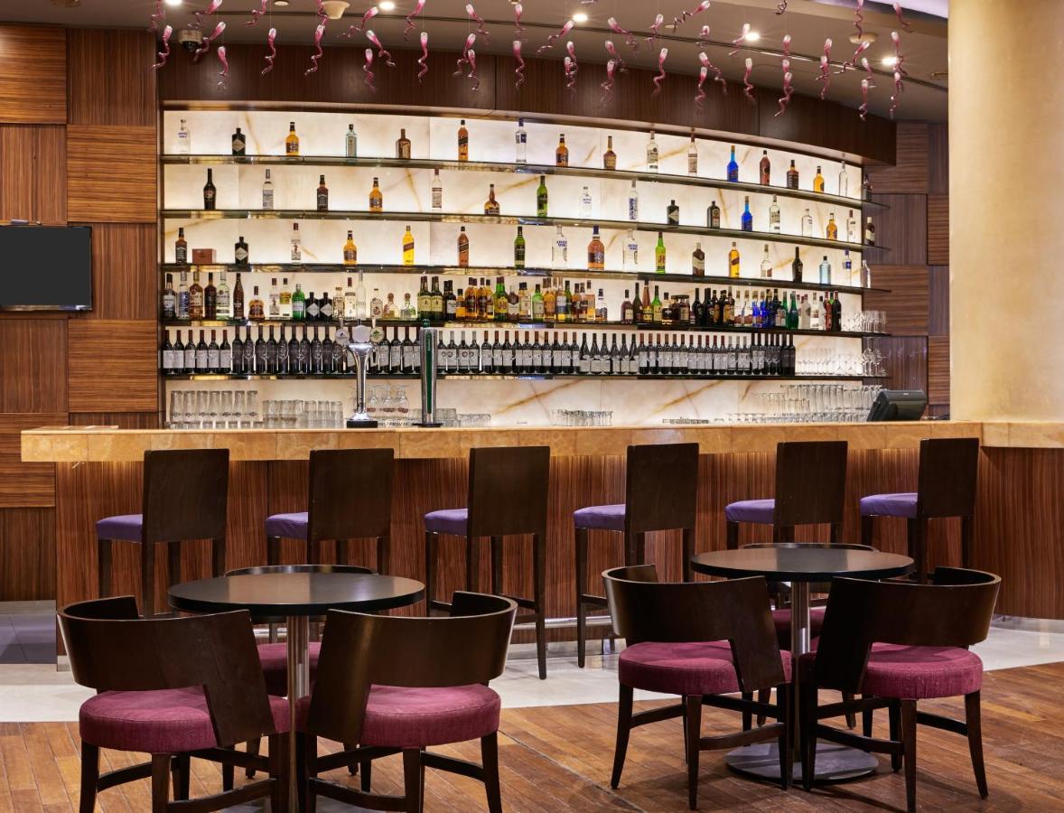 Crowne Plaza Doha - The Business Park By Ihg Hotel Екстериор снимка The bar at the lounge