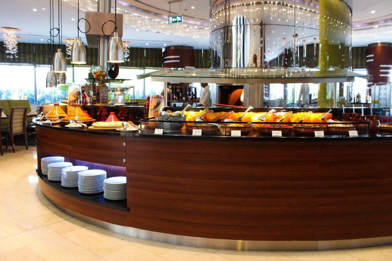 Crowne Plaza Doha - The Business Park By Ihg Hotel Екстериор снимка A buffet at a hotel