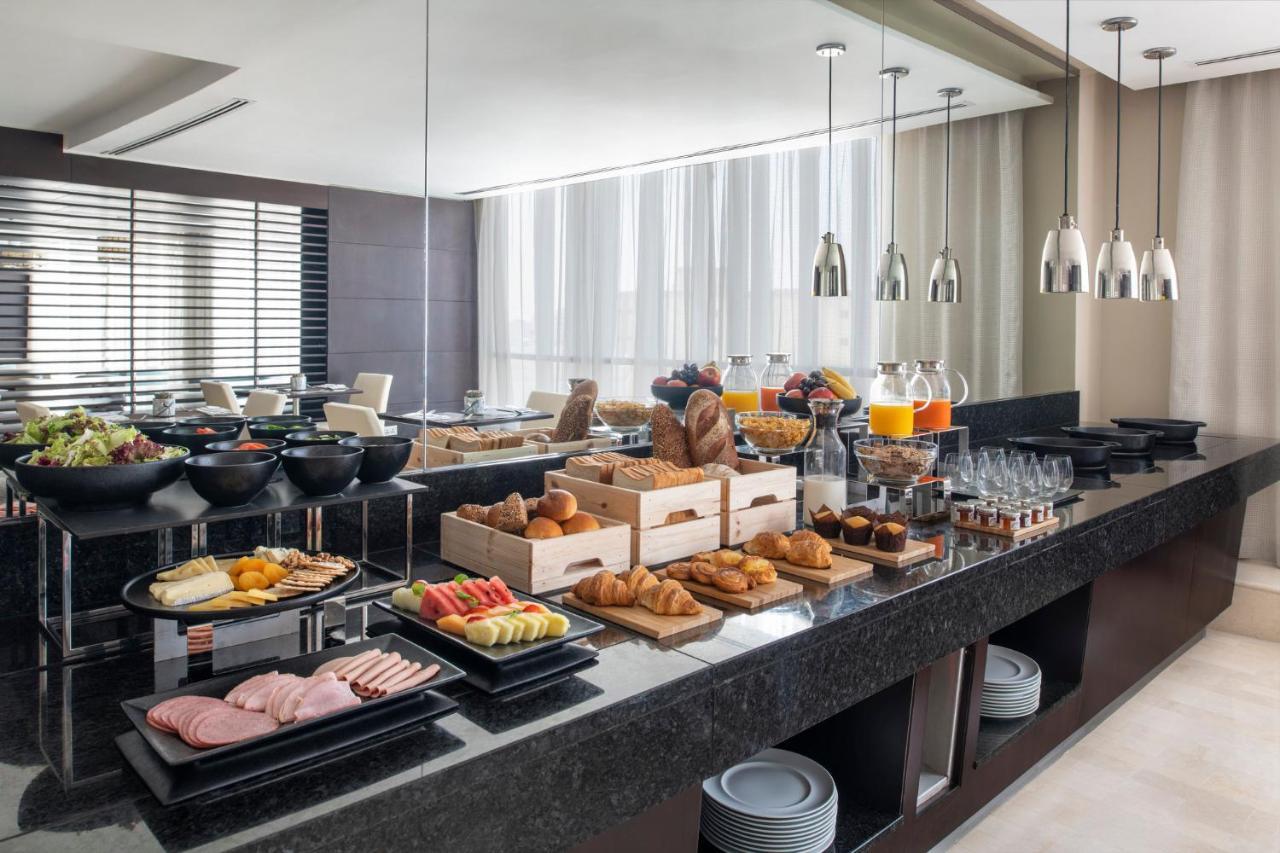 Crowne Plaza Doha - The Business Park By Ihg Hotel Екстериор снимка A buffet at a hotel